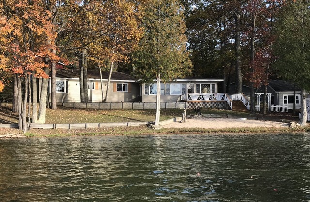 Des couchers de soleil incroyables vous attendent dans cette maison au bord du nord du lac Michigan.