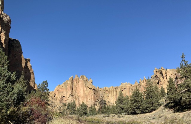 Huge home + Jacuzzi on Crooked River Canyon ~ minutes to Smith Rock & Skiing