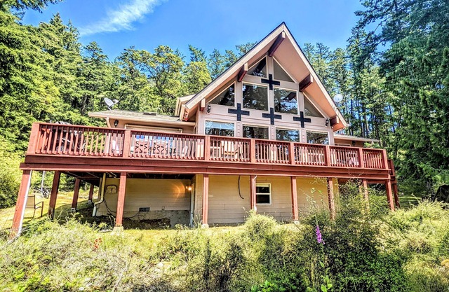 Incredible Views | 3bd Villa / Ping pong, Garden, 1 mile from Beach!