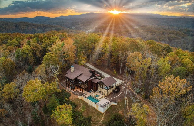 Incredible VIEWS! Year Round Heated POOL, PoolTable, HotTub, 5 Min to BlueRidge