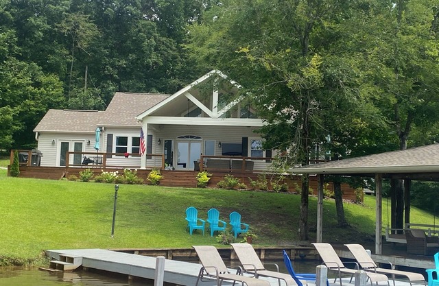 Incroyable maison au bord de l'eau sur le lac Martin! Parfait pour la famille et les amis!