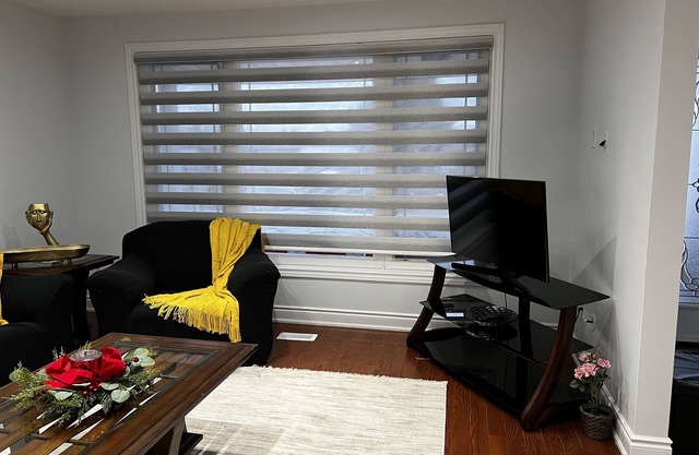 Independent 3 BR 2 WR Bungalow 5 km from Pearson .Public transport, Casino.