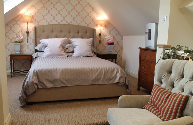 Suite indépendante pour invités, chambre double avec douche, lavabo, grille-pain et bouilloire