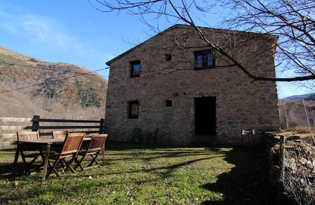 Maison rurale indépendante, jardin et barbecue privé. Vallée Pardines. Pyrénée