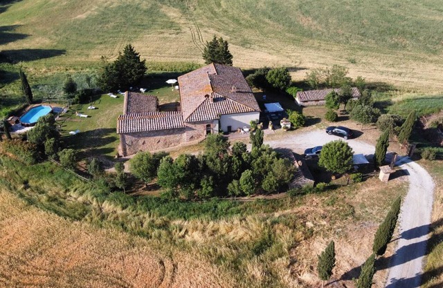 VILLA INDÉPENDANTE AVEC PISCINE AU COEUR DE LA TOSCANE