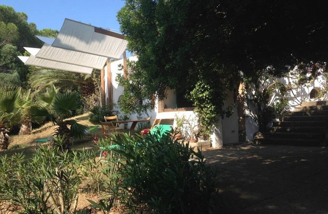 Studio indépendant dans villa avec jardin.