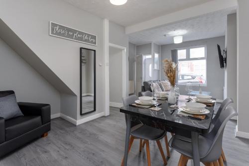 Index House - Air Host & Stay - Free Parking - Contractor Friendly
