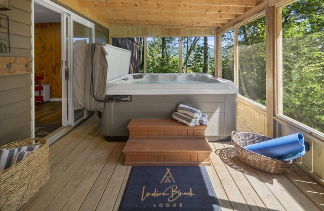 Indian Brook Lodge|Lake Views & Access|Hot Tub|11 Beds|Pet Friendly|