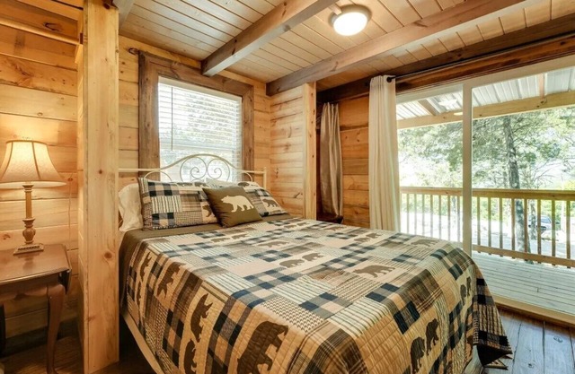 Indian Point Cabin 19 near SDC, Table Rock Lake & Branson