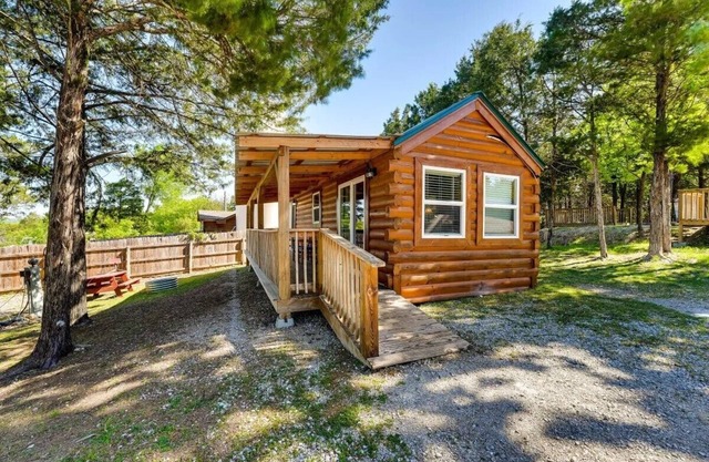 Indian Point Cabin 2 near Silver Dollar City, Table Rock Lake & Branson