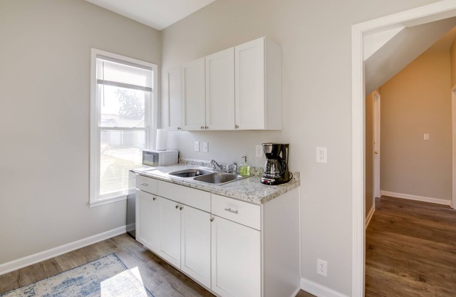 Indianapolis Home w/ Porch - Close to Mile Square!
