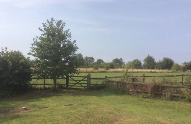 Grange individuelle avec vue sur les champs ouverts, chien amical avec feu ouvert