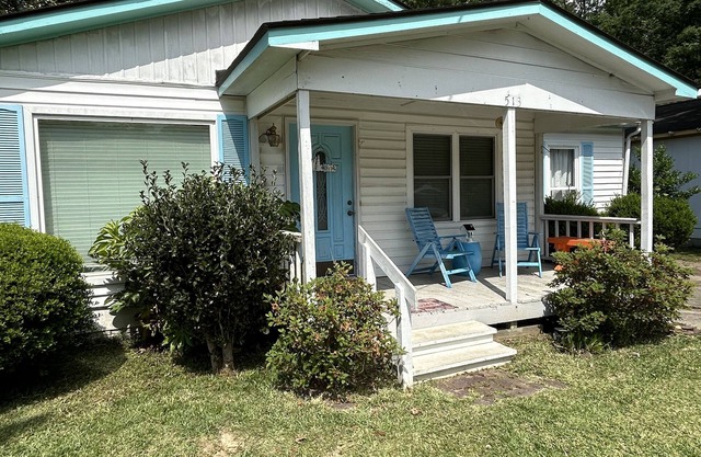 Indoor and outdoor space for long term, or long weekend in Historic Summerville
