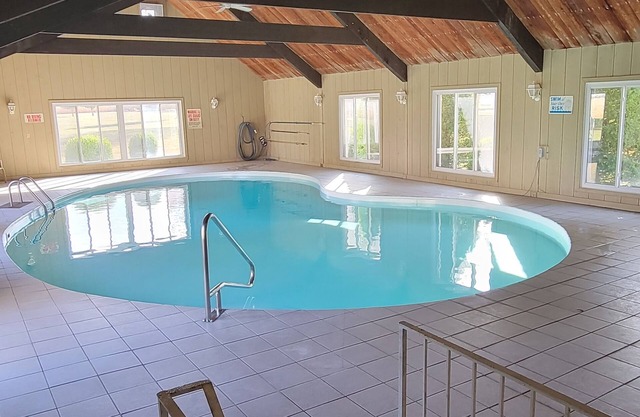 Piscine intérieure, bain à remous, cheminées, golf, décor de parc. Lieu de réunion de famille!