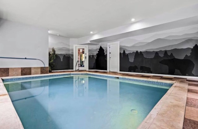 Indoor Pool-Hot Tub-Theater-Game Room-Pet friendly