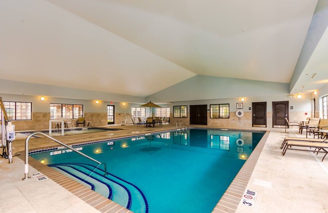 Piscine intérieure et bain à remous. Petit déjeuner gratuit. À seulement 2 minutes de l'Université du Dakota du Nord.