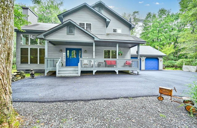 4BR Big Bass Lake house in Heart of Poconos. /HotTub/Beach/Lakes/Pools/GameRoom