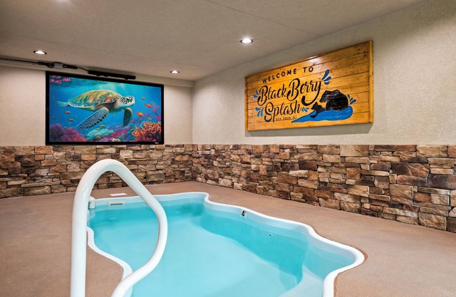 Fun Cabin with Indoor Pool-Theater-Game Room-Hot Tub-5 minutes to Attractions!