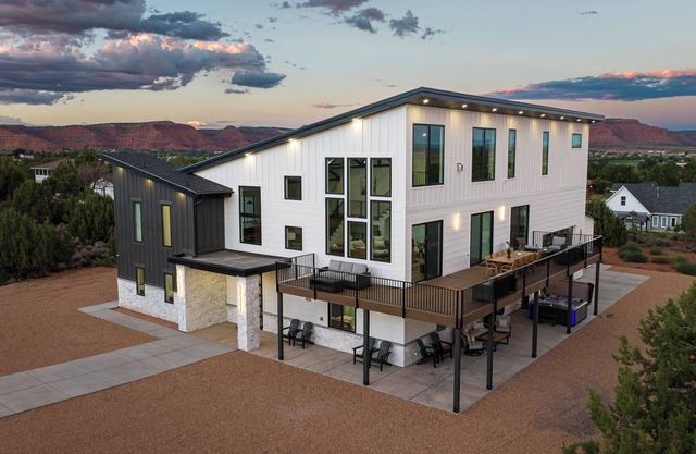 Indoor Sports Court, Hot tub, Sleeps 30+, Amazing Views!