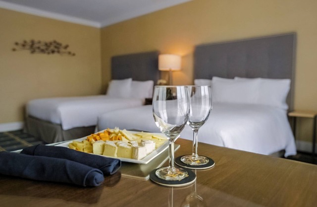 Indulge In An Unforgettable Getaway Experience! 4 Relaxing Units, Onsite Pool