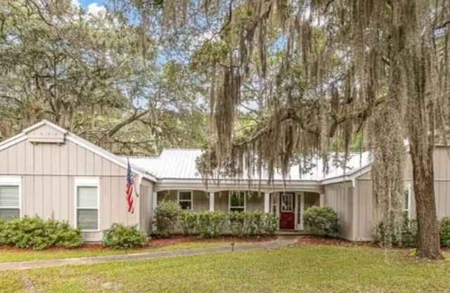 Indulge in the ultimate experience at Quite a Catch in coastal Darien, GA.