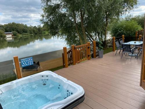 Indulgence Lakeside Lodge i2 with hot tub, private fishing peg situated at Tattershall Lakes Country Park