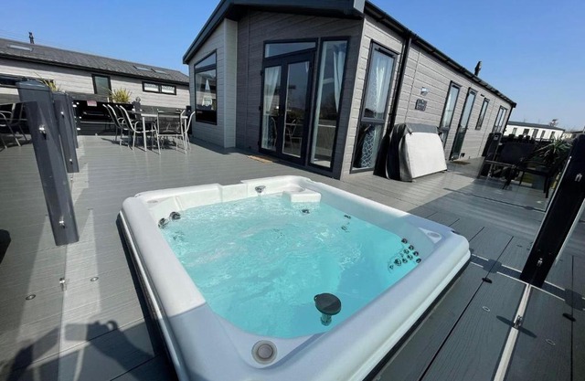Indulgence Lakeside Lodge i3 with hot tub, private fishing peg situated at Tattershall Lakes Country Park