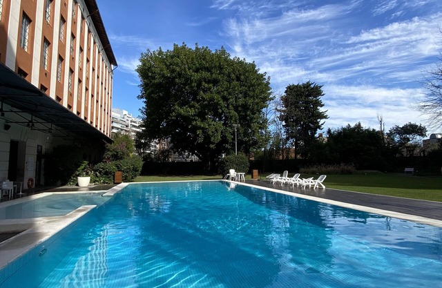 Swanky Renovated Apart avec piscine chauffée