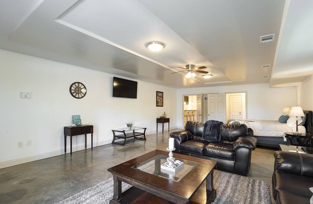 Industrial loft quiet, 6 min to airport