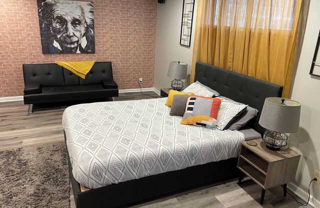 Chic studio with WiFi and AC in fabulous Indianapolis