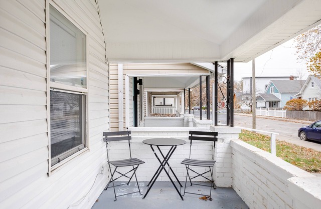 Indy Yellow Modern Stylish City Oasis 3BR Retreat with Parking