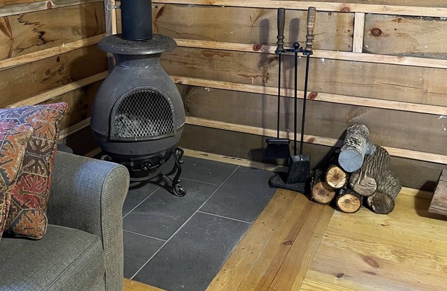 Inez Cabin-Rustic One Bedroom Log Cabin 15 Minutes From Highlands NC