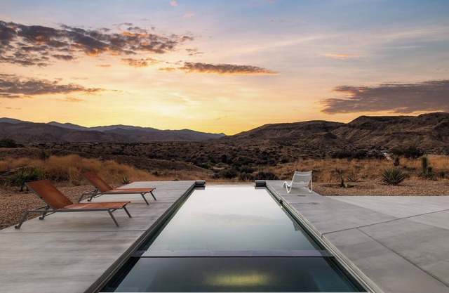 This house is a 2 bedroom(s), 2 bathrooms, located in Pioneertown, CA.