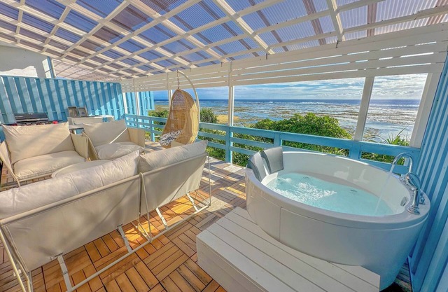 InfinityPooljacuzziSAUNAOceanFrontVilla / Amami Kagoshima