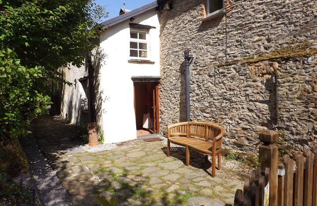 Inglenook Cottage, Exmoor. Log fire, garden, WiFi, parking, pets welcome.