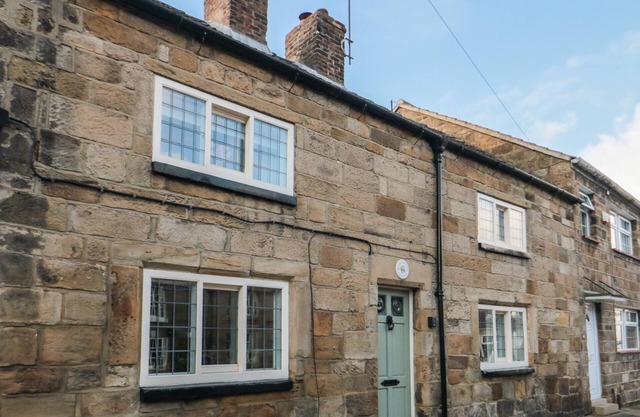INGLENOOK COTTAGE, pet friendly, with open fire in Guisborough