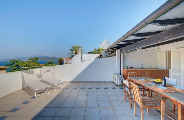 Appartement de trois pièces près de la mer amoureux
