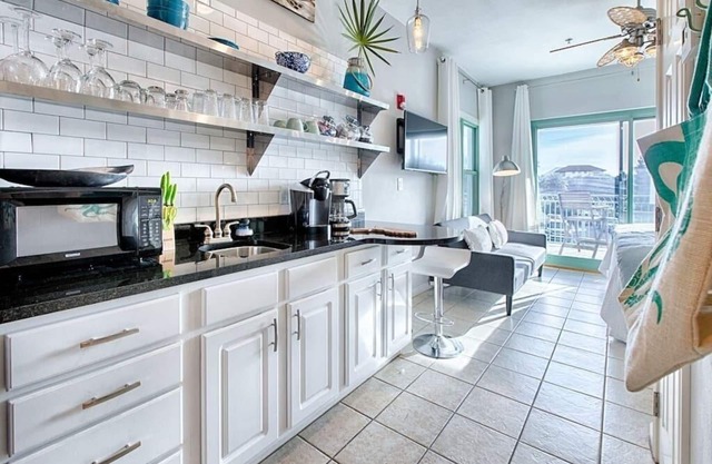 Inns at Seacrest 210 Studio/Suite. Corner Unit, Large Balcony, Great Locations!