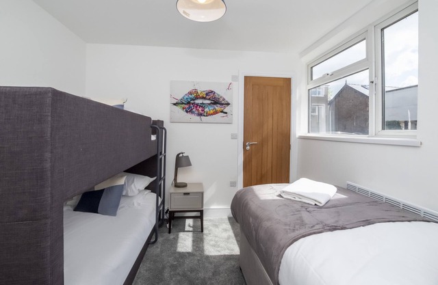 Innvigour Bespoke House - sleeps 20 guests in 6 bedrooms