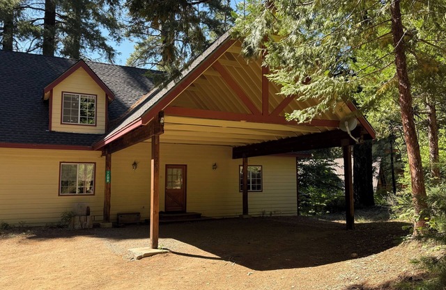 Restez à l'intérieur du parc national de Yosemite à la maison Hummingbird Pines!