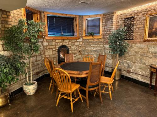 Inspiring Grotto Sleeps 10-20 Free TV & Parking