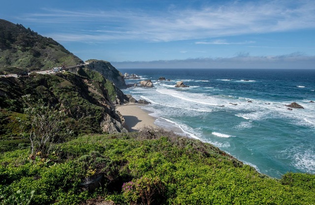 Une maison inspirante au bord de l'océan avec une vue spectaculaire sur la côte