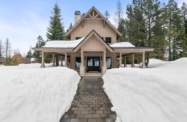Insta worthy getaway just steps from the chairlift, and minutes from the lake.