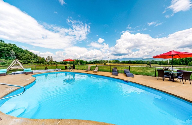 Intimate cottage with a kitchenette, WiFi, gas grill & seasonal pool