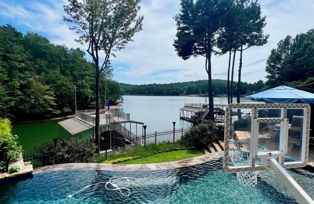 Retraite intime au bord du lac avec une magnifique piscine à débordement et une vue imprenable sur le lac