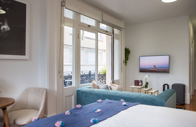 Intimate Studio Apartment with Balcony in Glebe