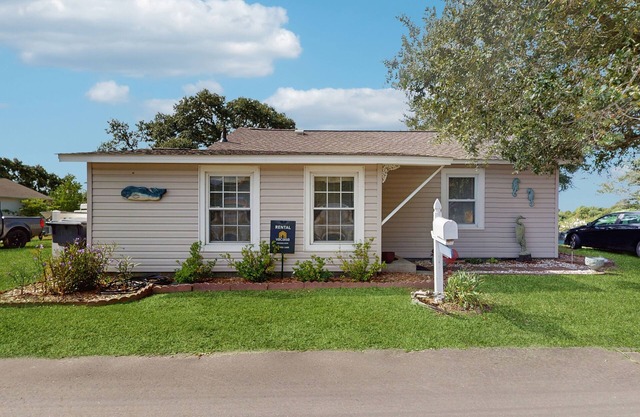 Intracoastal Waterway-view cottage with private deck, & central AC