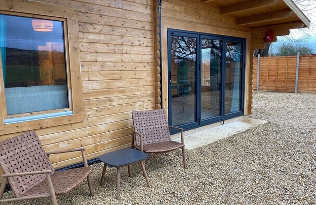 Inviting 2-Bedroom Cabin in Ashton Under Hill