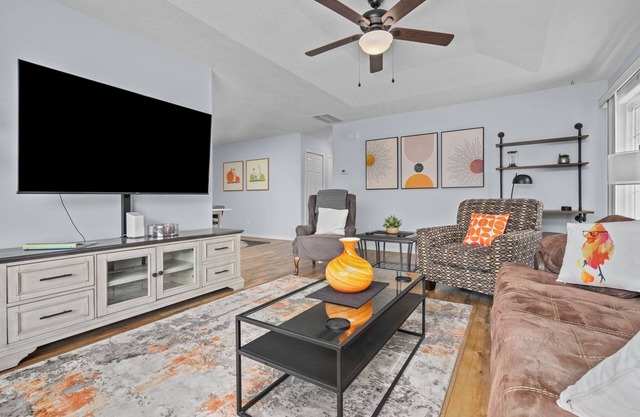 Great, Modern, Solar Pwr Half-Plex in Country Glen