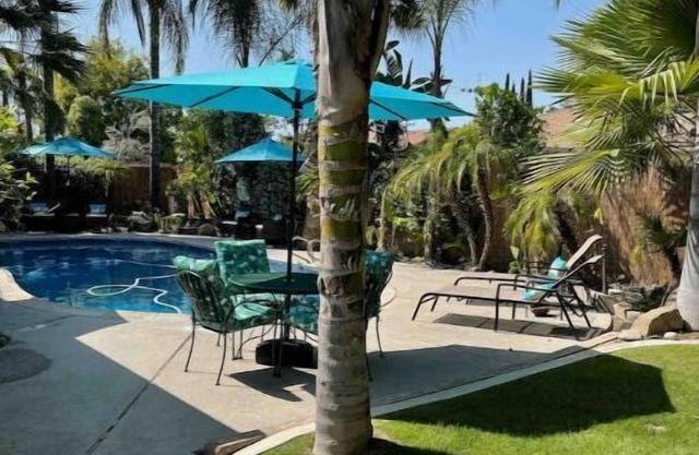 Inviting 3bd/2ba Clovis home w/pool, jacuzzi,gym.